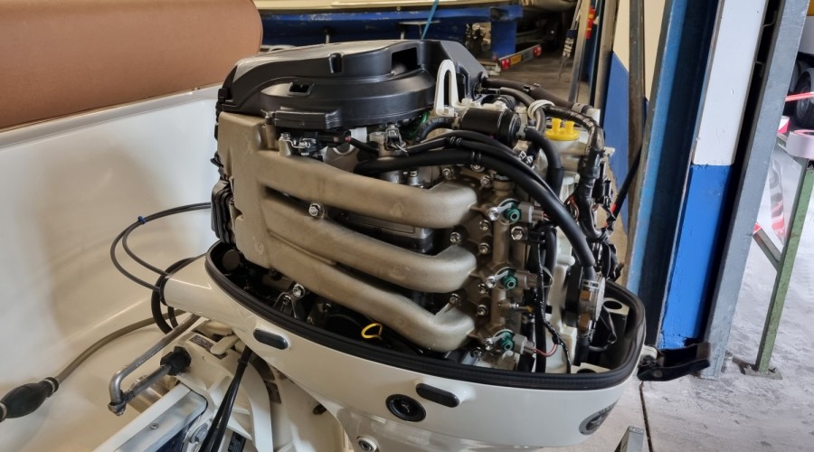 Rascala FM 15 met 40pk 4-takt EFI en trailer (z&eacute;&eacute;r netjes!)