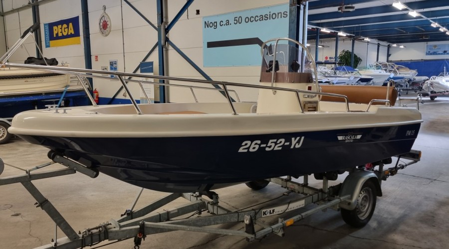 Rascala FM 15 met 40pk 4-takt EFI en trailer (z&eacute;&eacute;r netjes!)