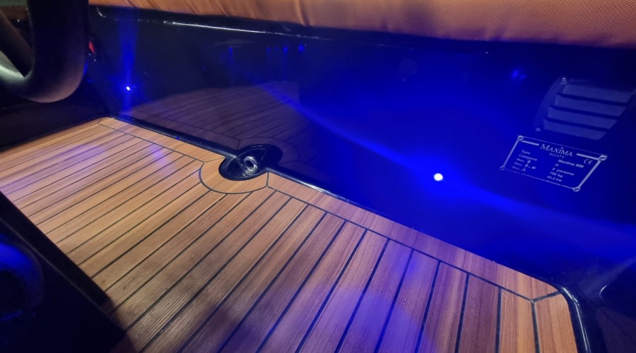 Schitterende en z&eacute;&eacute;r complete Maxima 600 Orange Edition